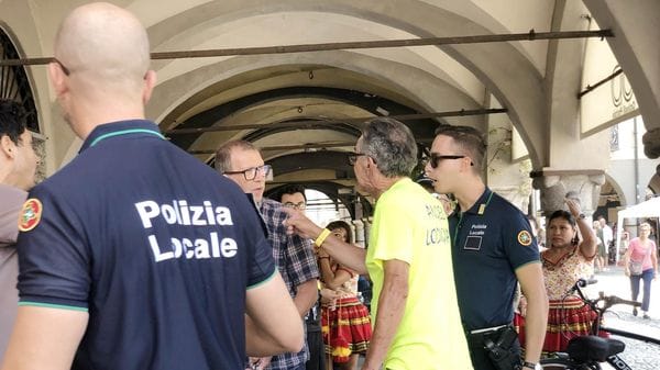 Momenti di tensione durante il banchetto di Futuro Nazionale