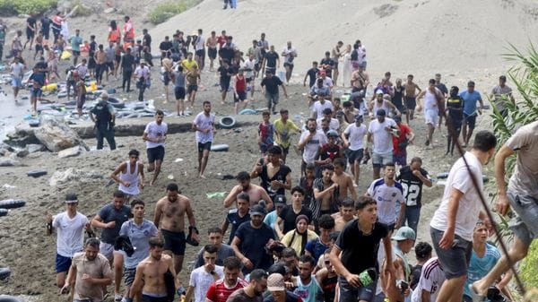 Volontaria di Lodi tra i migranti di Ceuta: «Hanno bisogno di tutto»