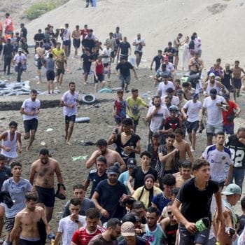 Volontaria di Lodi tra i migranti di Ceuta: «Hanno bisogno di tutto»