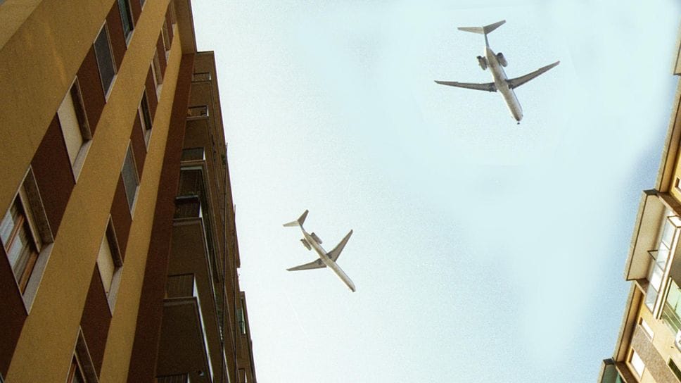 Un’auto si scontra con un jet privato, paura in aeroporto