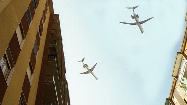 Un’auto si scontra con un jet privato, paura in aeroporto