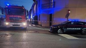 Cosparge di benzina la casa  dei genitori della ex compagna per dargli fuoco, 30enne finisce in manette