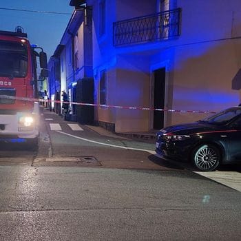 Cosparge di benzina la casa  dei genitori della ex compagna per dargli fuoco, 30enne finisce in manette