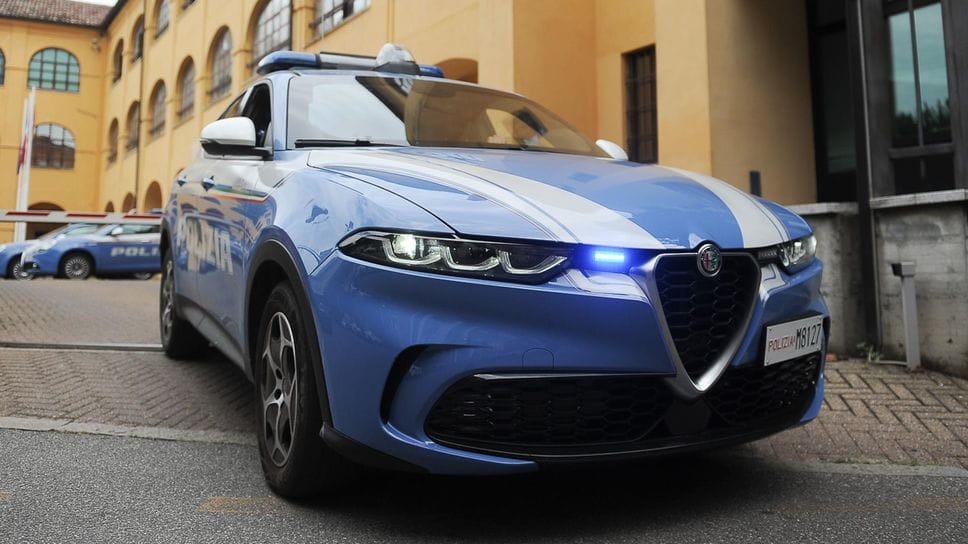 Viaggiava in autostrada con una pistola calibro 7,65 e della droga: arrestato dalla Polizia Stradale di Lodi