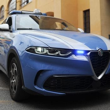 Viaggiava in autostrada con una pistola calibro 7,65 e della droga: arrestato dalla Polizia Stradale di Lodi