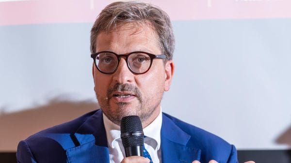 «A rischio la sopravvivenza della Lega, si azzerino tutti i ruoli interni al partito»