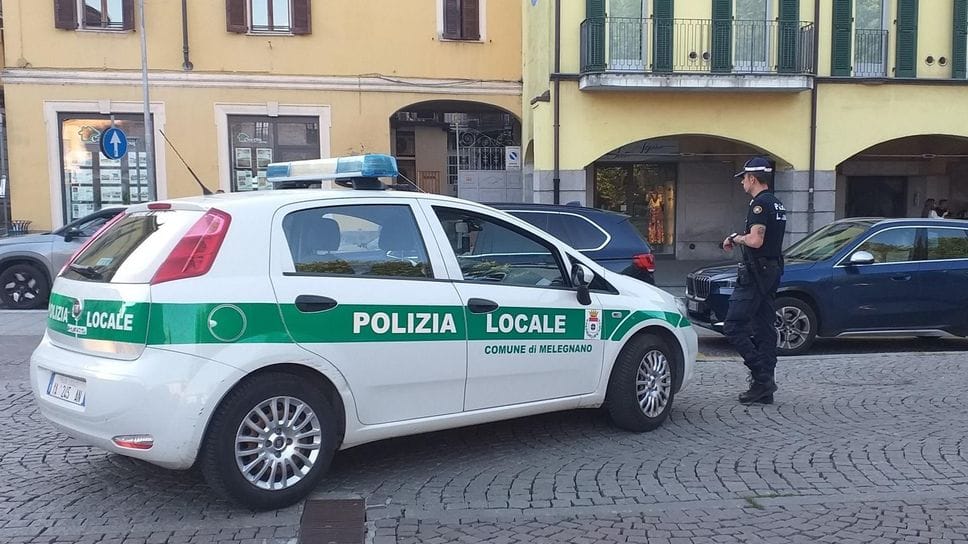 Guida con il cellulare all’orecchio, multa da 250 euro e patente sospesa per 15 giorni