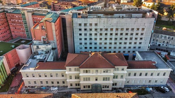 Parcheggia la bici davanti all’ospedale, arriva la polizia