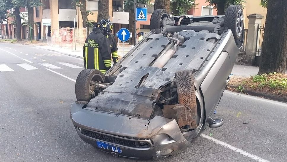 Incidente sulla circonvallazione di Codogno: vettura distrutta