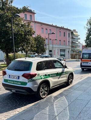 Adolescente attraversa i binari poi aggredisce chi lo rimprovera