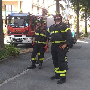 Ferragosto movimentato: i vigili del fuoco soccorrono un’anziana passando da un balcone all’altro