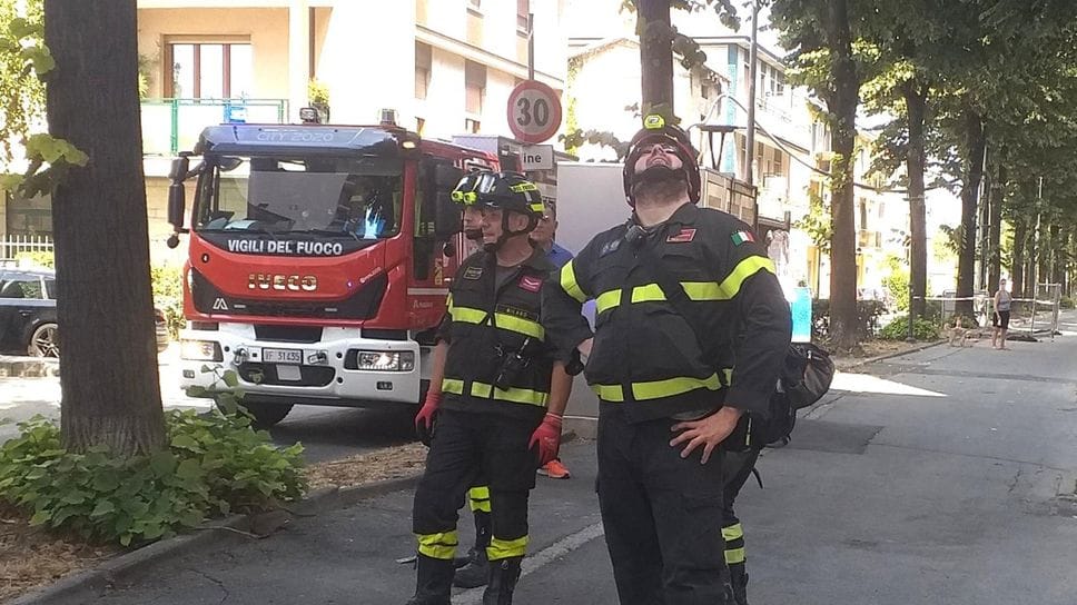 Ferragosto movimentato: i vigili del fuoco soccorrono un’anziana passando da un balcone all’altro