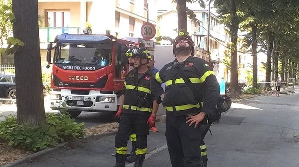 Ferragosto movimentato: i vigili del fuoco soccorrono un’anziana passando da un balcone all’altro