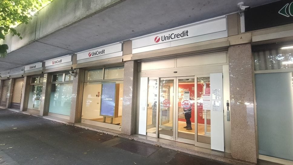 Si traveste da donna per rapinare la filiale Unicredit