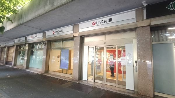 Si traveste da donna per rapinare la filiale Unicredit