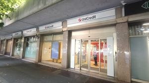 Si traveste da donna per rapinare la filiale Unicredit