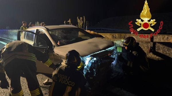 Auto si ribalta sulla via Emilia tra Codogno e Casale, soccorsi tre giovani