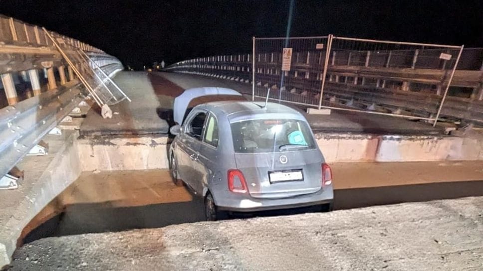 Un 20enne entra in auto nel cantiere della tangenziale di Casale e si schianta