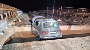 Un 20enne entra in auto nel cantiere della tangenziale di Casale e si schianta