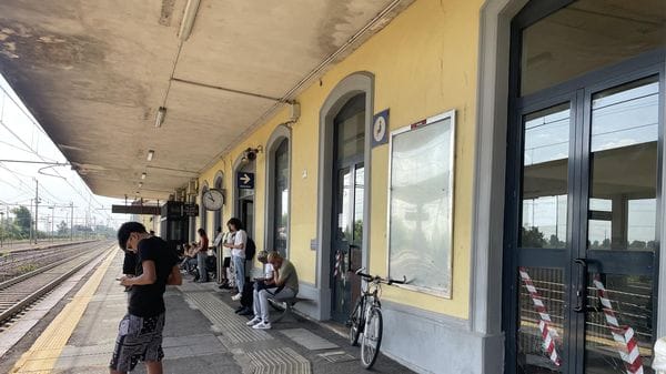 Chiusura della biglietteria alla stazione di Casale:«Trenord ci ripensi»