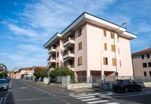Spari nella notte, un 37enne ferito