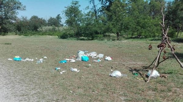 Divieti di balneazione trasgrediti e rifiuti abbandonati sui gerali