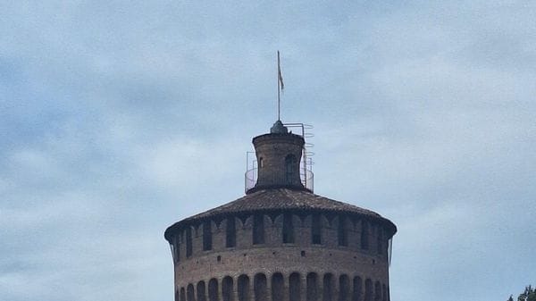 LODI «Lo stato indecoroso della bandiera posta sul Torrione»