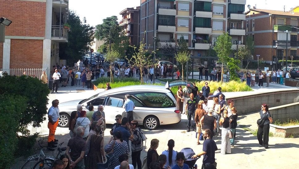 Chiesa gremita per l’ultimo saluto a Sara Manstretta, scomparsa a soli 36 anni