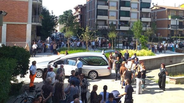 Chiesa gremita per l’ultimo saluto a Sara Manstretta, scomparsa a soli 36 anni