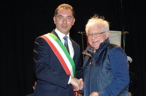 L’omaggio a don Antonio Mazzi: ricevette il Perdonato nel 2012