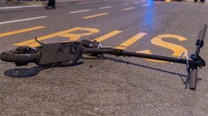 Si schianta in monopattino, finisce in ospedale e riceve due multe 