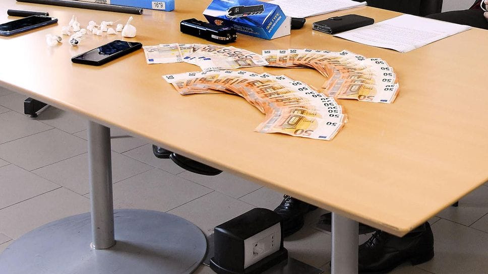San Giuliano: non vuole far vedere il telefonino ai carabinieri, in casa nasconde 24mila euro
