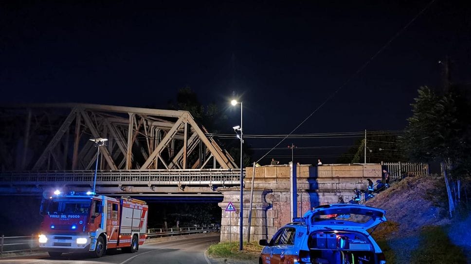 San Rocco: traversina a fuoco sul ponte della ferrovia