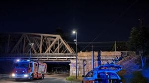 San Rocco: traversina a fuoco sul ponte della ferrovia