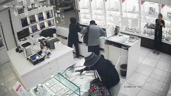 Sant’Angelo, commando spacca in pieno giorno le vetrine della gioielleria