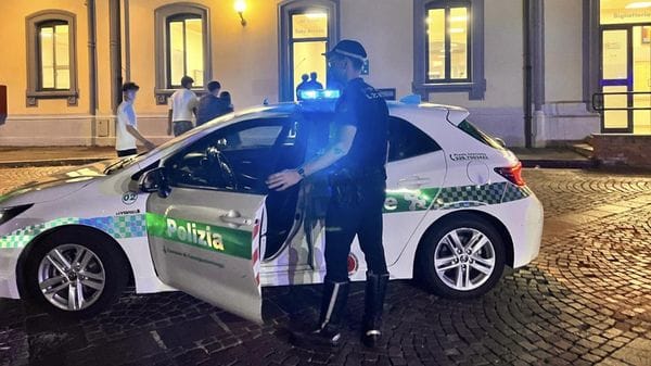 Sale su un treno a Genova e si ritrova a Casale, salvato da un commerciante e dalla polizia locale