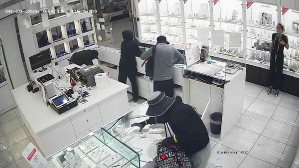 Impronte, video e precedenti: a Sant’Angelo “caccia” alla banda dei gioielli  