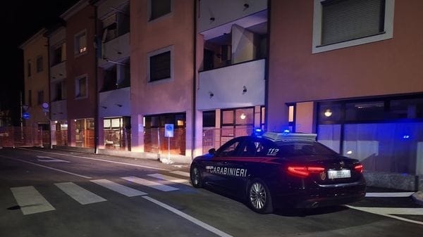 Interviene in un litigio e viene accoltellato con un coccio di bottiglia: 32enne trasportato in elicottero al San Matteo di Pavia