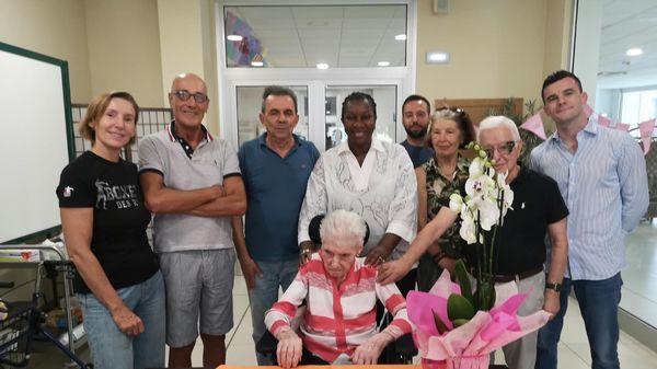La grande festa per la “nonna” di 103 anni