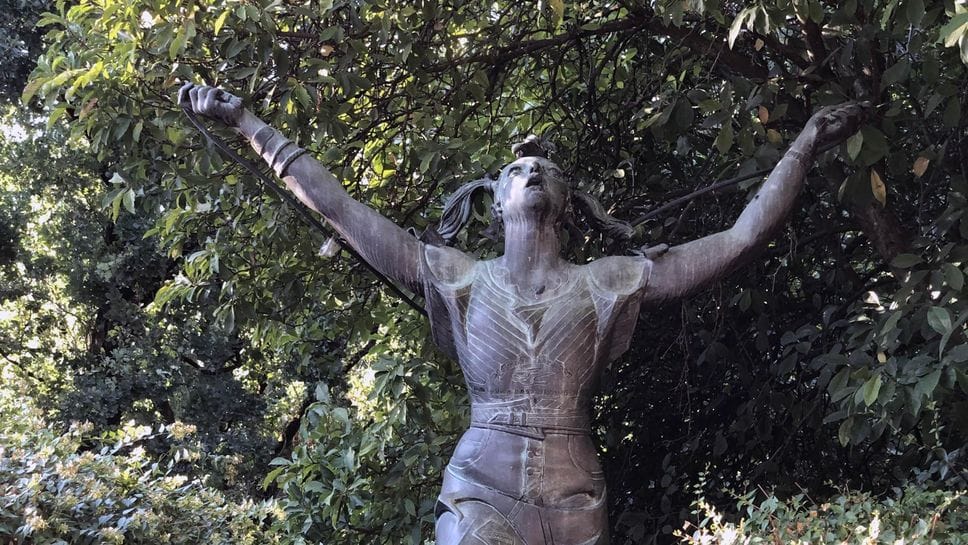 La bambina che salta tra gli alberi