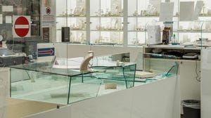 Rapina choc in gioielleria: un colpo da almeno 30mila euro