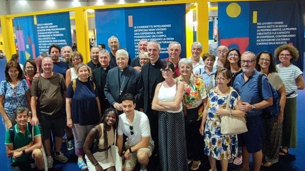 Il vescovo di Lodi monsignor Malvestiti con monsignor Gabriele Bernardelli, don Flaminio Fonte e i lodigiani presenti al Meeting di Rimini