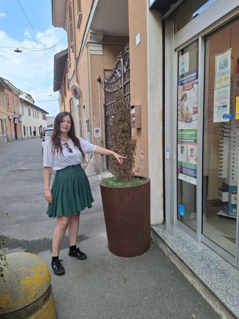 La denuncia di Avs: «Barriere davanti alla farmacia comunale di Sesto Ulteriano»