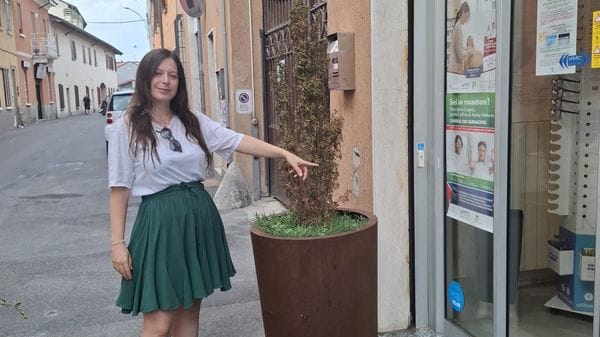 La denuncia di Avs: «Barriere davanti alla farmacia comunale di Sesto Ulteriano»