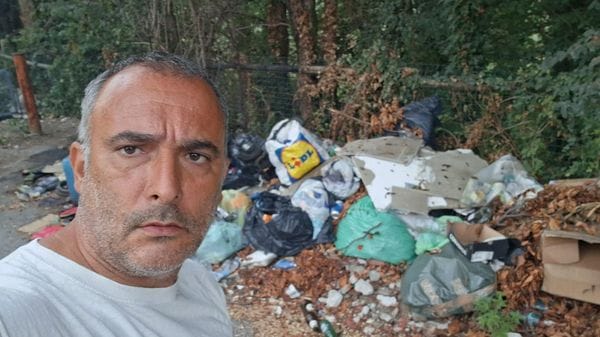 La Paullese come una gigantesca discarica, torna in azione il “turista spazzino”
