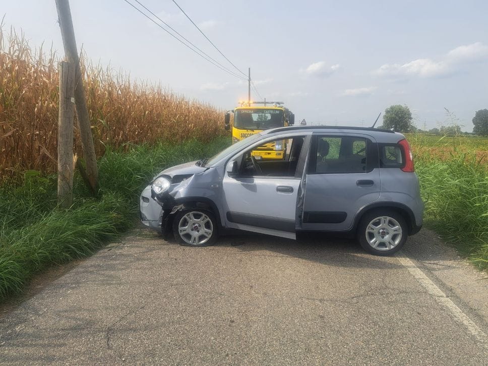 Si schianta contro un palo e cerca di scappare nei campi