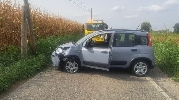 Si schianta contro un palo e cerca di scappare nei campi