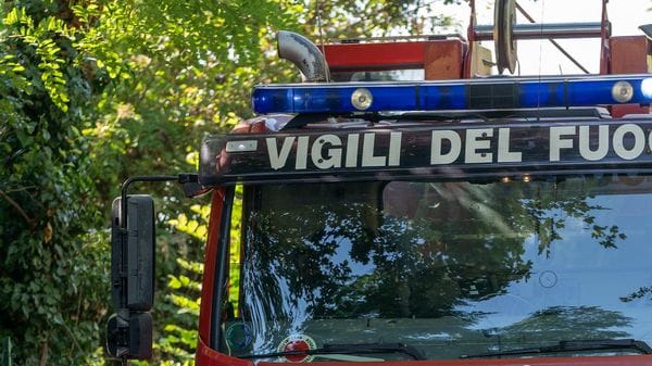 Trattore urta il palo della luce, il paese resta senza corrente