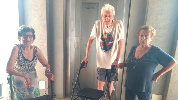 «Prigionieri in casa nostra con l’ascensore rotto da due  mesi, siamo anziani e disabili»