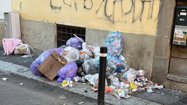Via Maddalena 4, spina nel fianco della città bassa: ancora rifiuti in strada